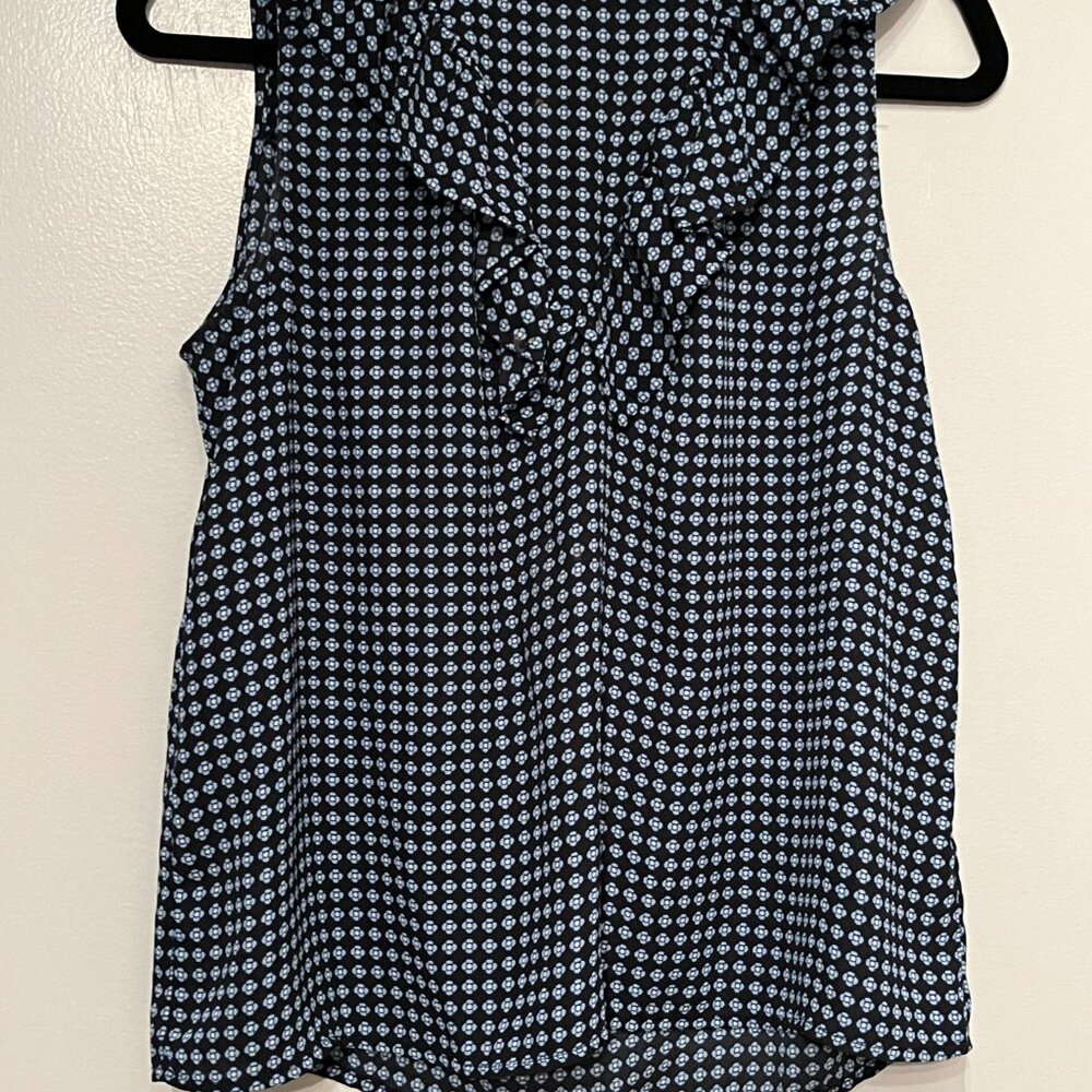 Who What Wear Sleeveless Blouse Medium Ruffled Neck 💗